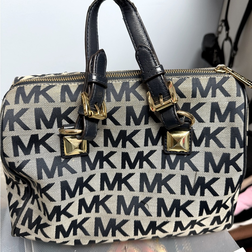 MK bag gray with navy blue logo used in good condition 
Is 10” x 6 1/2”